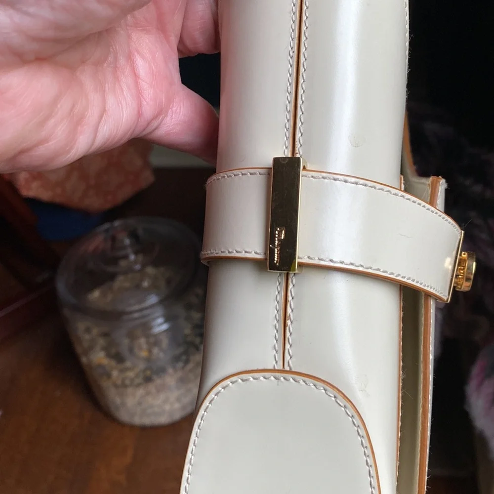 Salvatore Ferragamo cream leather handbag. - Picture 4 of 11